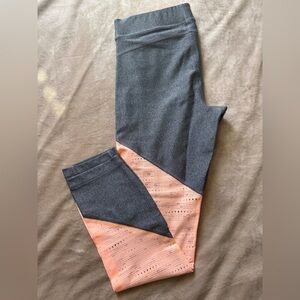 Under Armour Gray W/Peach Cropped Leggings Size Small 22”Inseam